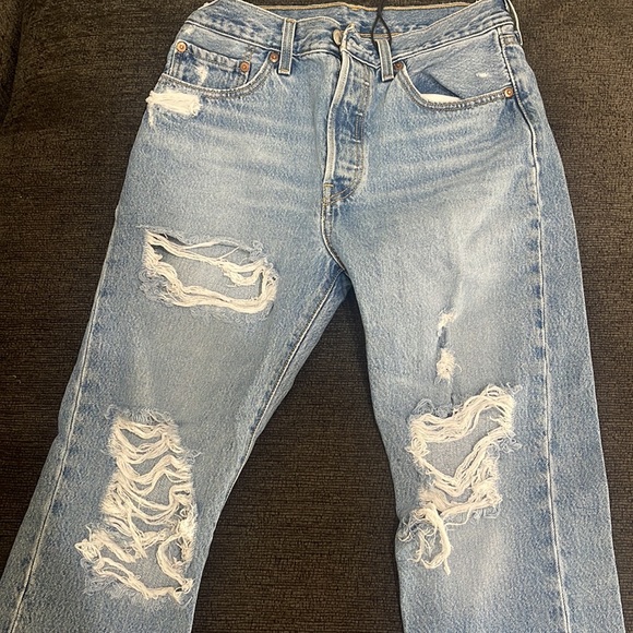 Women’s Levi jeans - Picture 3 of 5
